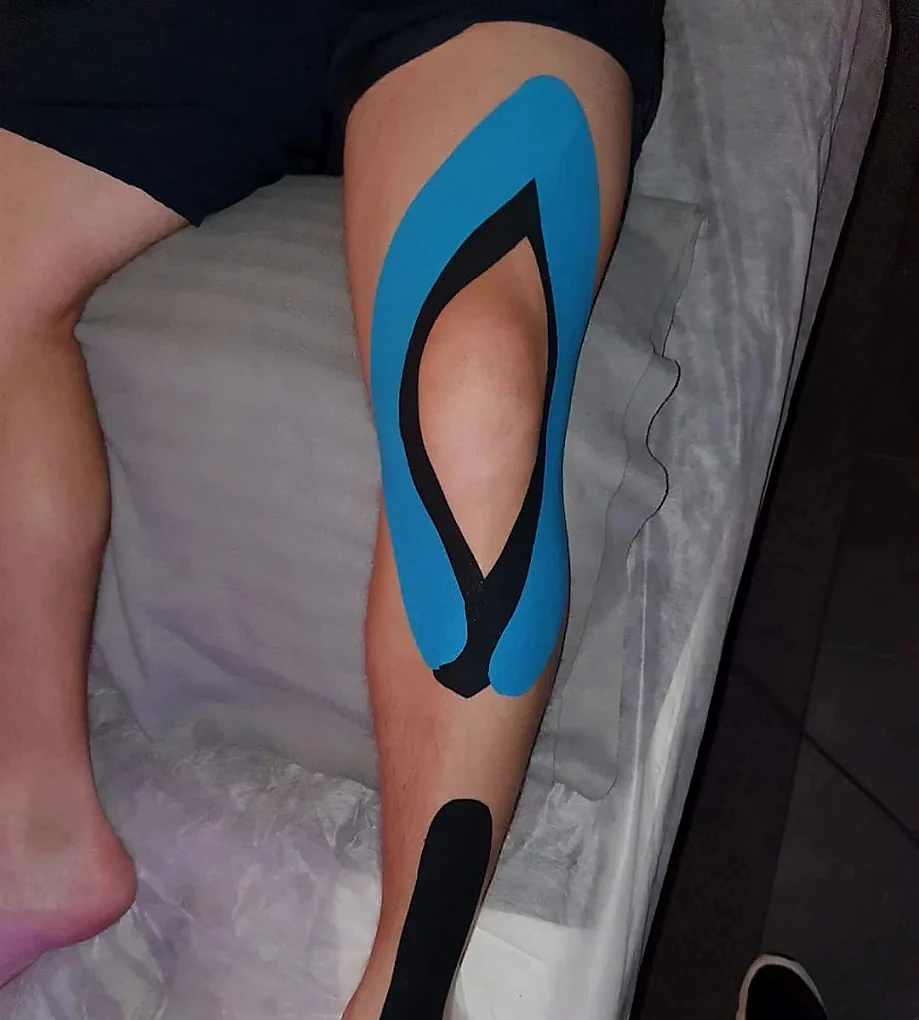Vendaje neuromuscular aplicado alrededor de una rodilla